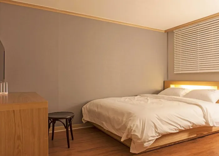 Apartment Modern & Spacious 3 Mins Walk From Metro Station