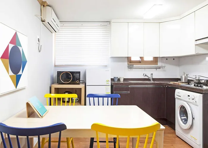Modern & Spacious 3 Mins Walk From Metro Station Apartment