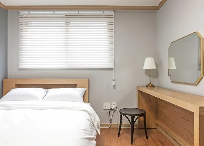 Modern & Spacious 3 Mins Walk From Metro Station Apartment *
