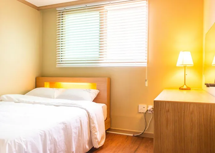Modern & Spacious 3 Mins Walk From Metro Station Apartment