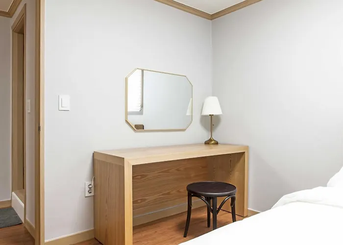 Modern & Spacious 3 Mins Walk From Metro Station Apartment