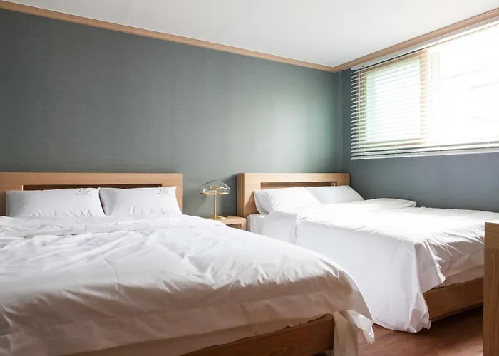 Apartment Modern & Spacious 3 Mins Walk From Metro Station