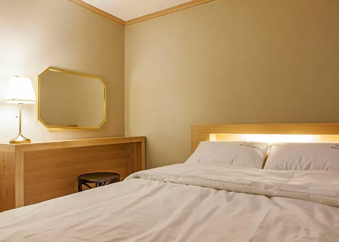 Modern & Spacious 3 Mins Walk From Metro Station