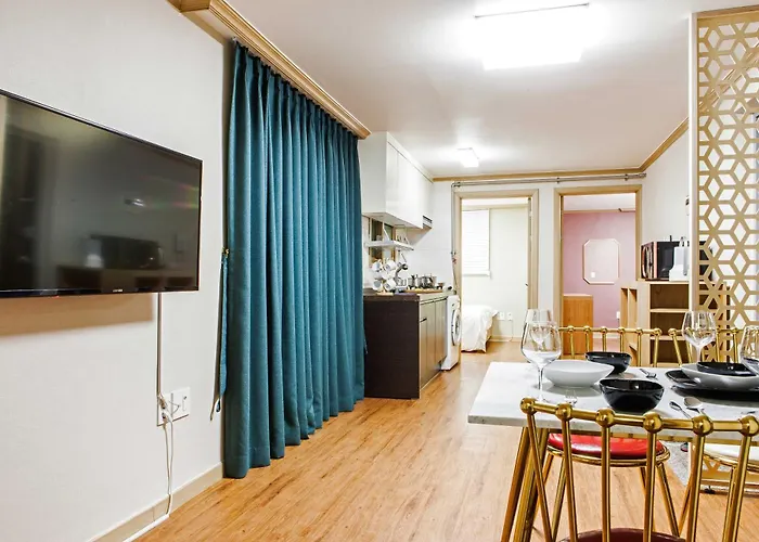 Modern & Spacious 3 Mins Walk From Metro Station Apartment