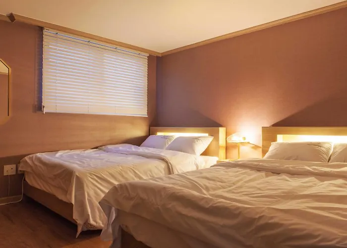 Apartment Modern & Spacious 3 Mins Walk From Metro Station