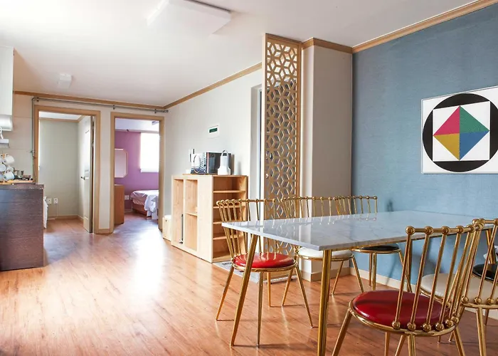 Apartment Modern & Spacious 3 Mins Walk From Metro Station *