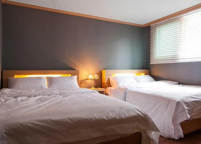 Modern & Spacious 3 Mins Walk From Metro Station