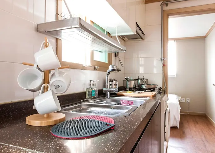 Modern & Spacious 3 Mins Walk From Metro Station