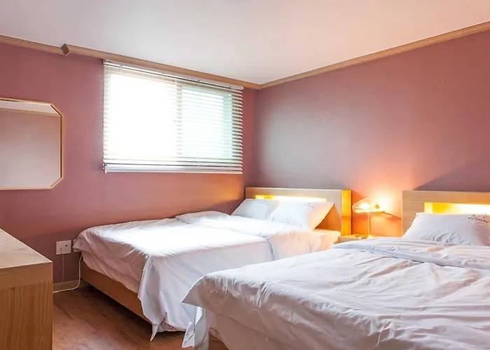 Modern & Spacious 3 Mins Walk From Metro Station Apartment