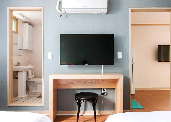 Modern & Spacious 3 Mins Walk From Metro Station Seoul