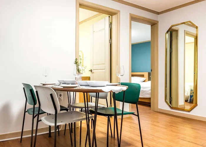 Apartment Modern & Spacious 3 Mins Walk From Metro Station