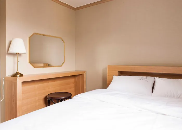 Modern & Spacious 3 Mins Walk From Metro Station Apartment *