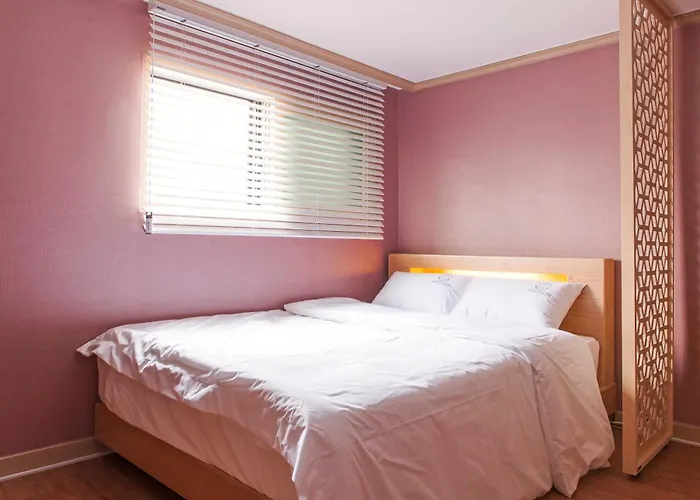 Modern & Spacious 3 Mins Walk From Metro Station Apartment