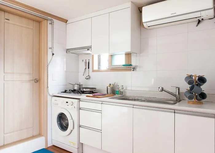 Modern & Spacious 3 Mins Walk From Metro Station Apartment *