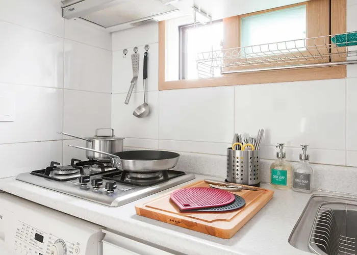 Apartment Modern & Spacious 3 Mins Walk From Metro Station *