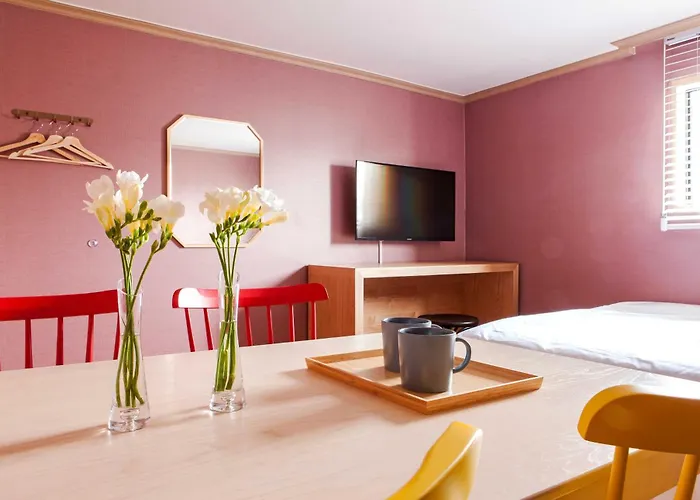 Modern & Spacious 3 Mins Walk From Metro Station *