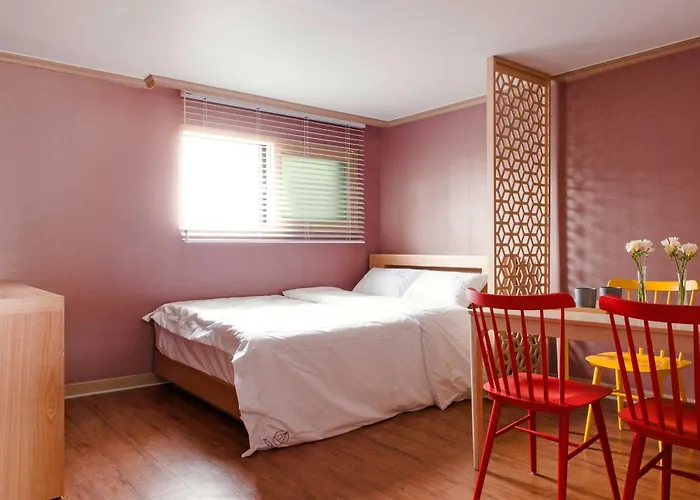 Apartment Modern & Spacious 3 Mins Walk From Metro Station